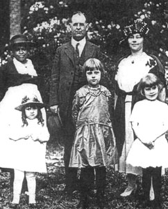 George Fort Milton, Sr. with wife Abby, their three daughters, and Joanie (last name unknown). (The Tennessee Encyclopedia of History and Culture)